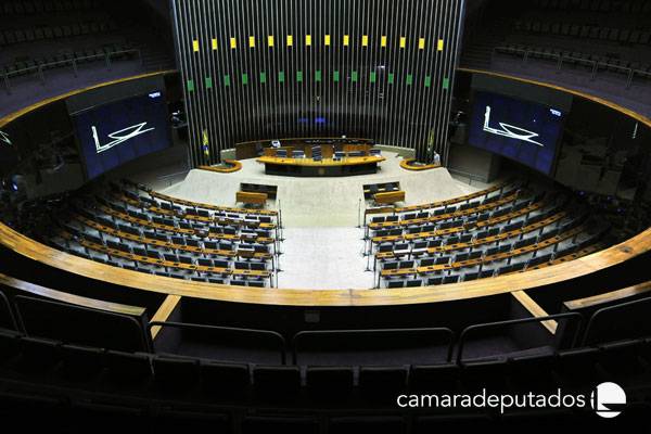 Deputados aprovam a volta das coligações e rejeitam o Distritão